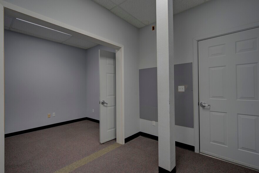 More Photos Of 295 Main St, Weed Office For Sale