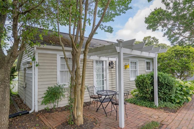 More Photos Of 65 Tavern Rd, Irvington Hotel For Sale