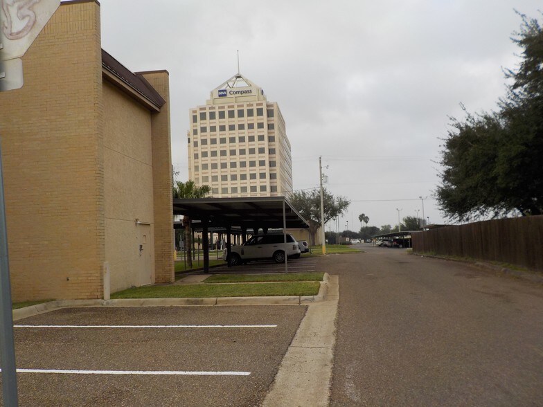 More Photos Of 3700 N 10th St, McAllen Office For Lease