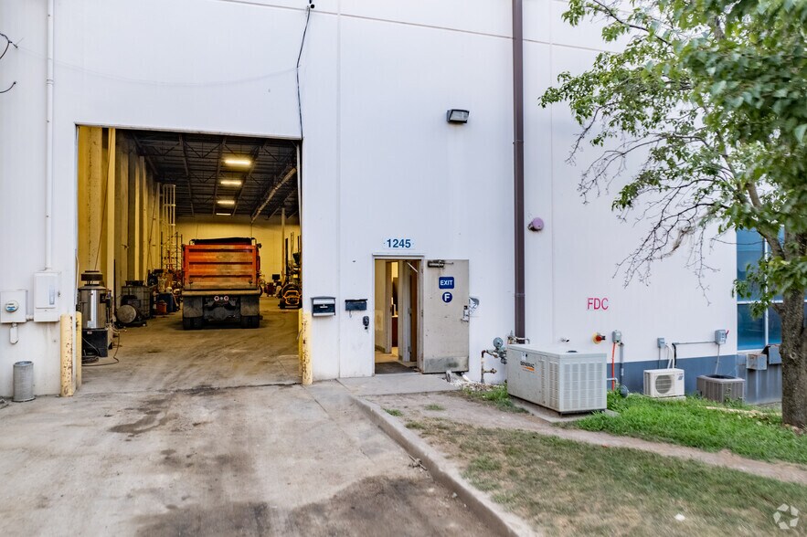 More Photos Of 1245 Ozark St, North Kansas City Warehouse For Lease