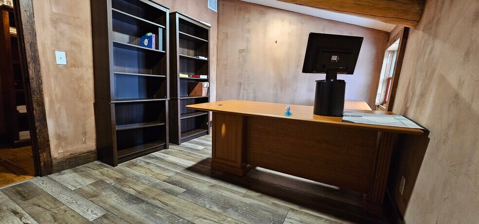 More Photos Of 11734 Schriber Rd, Buda Office For Lease