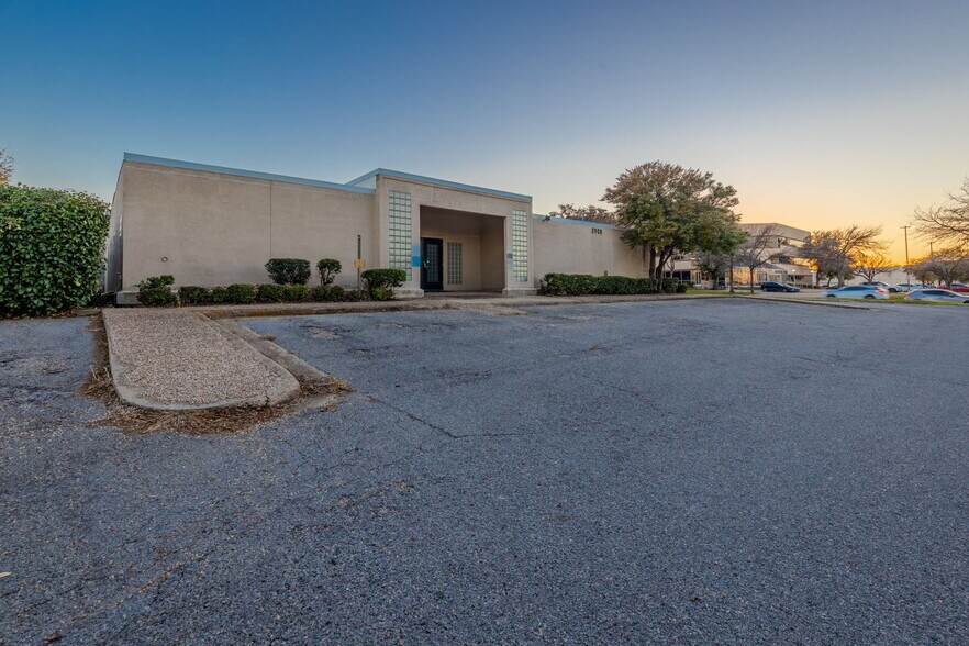 More Photos Of 2908 E Trinity Mills Rd, Carrollton Office For Lease
