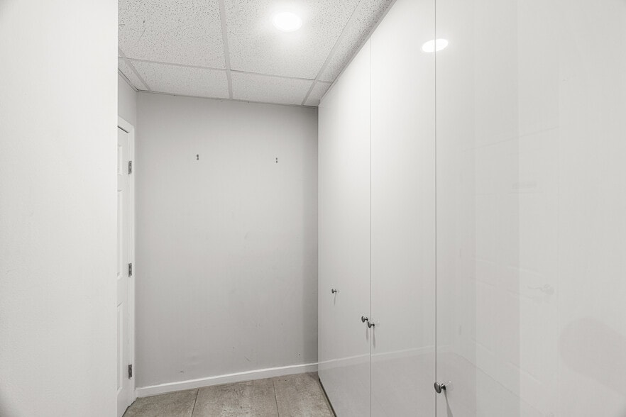 More Photos Of 2741 W 76th St, Hialeah Warehouse For Lease