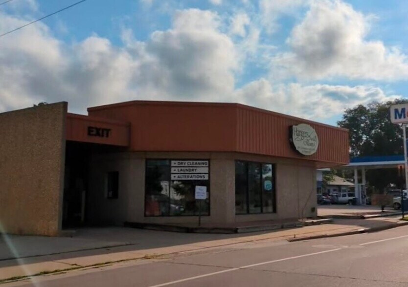 More Photos Of 1817 Jackson St, La Crosse Freestanding For Sale