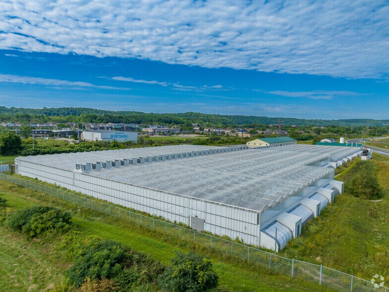 More Photos Of 378 South Service Rd, Grimsby Shelter For Sale