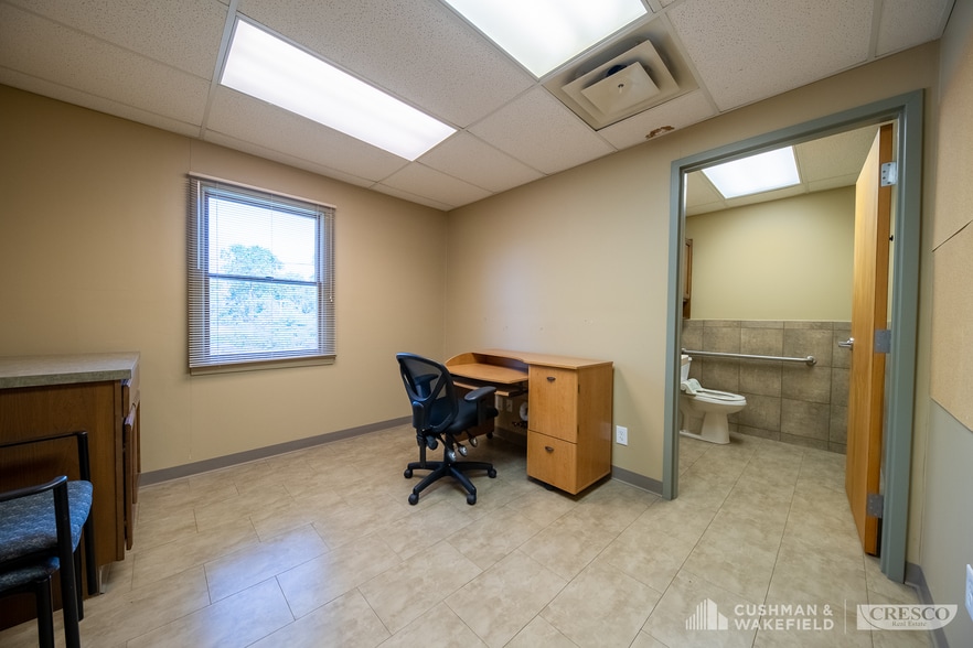 More Photos Of 5555 Mayfield Rd, Cleveland Office For Sale
