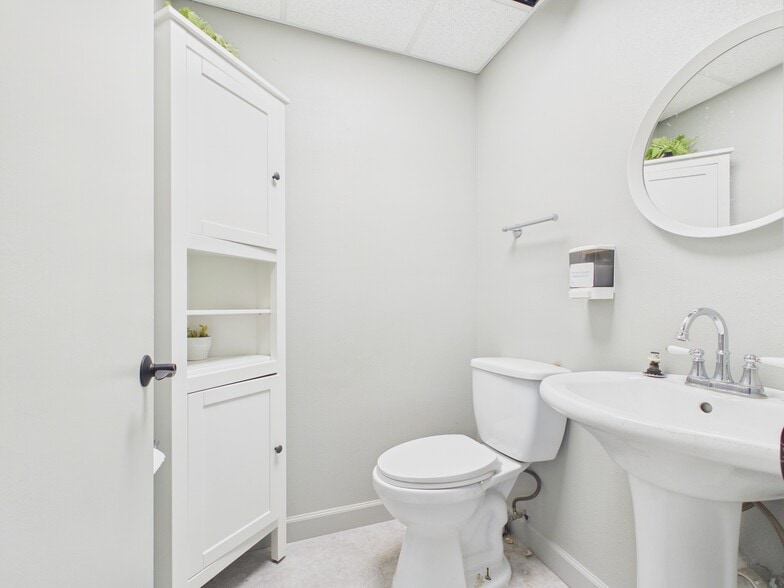 More Photos Of 5021 W Laurel St, Tampa Loft Creative Space For Sale