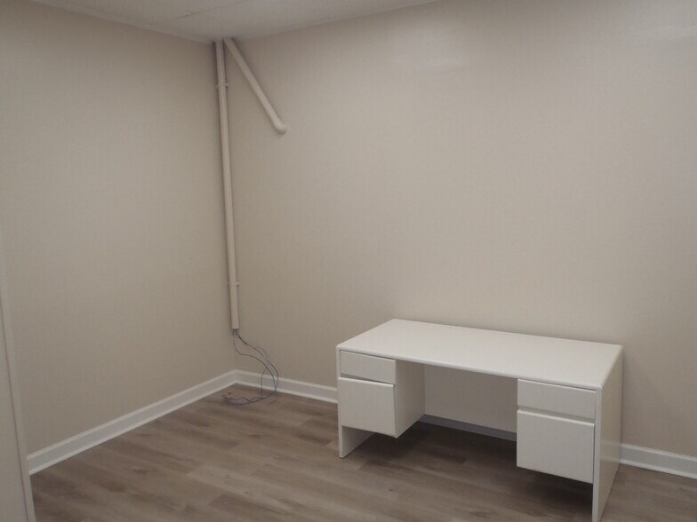 More Photos Of 2025 McLarty Dr, Newport Office For Sale