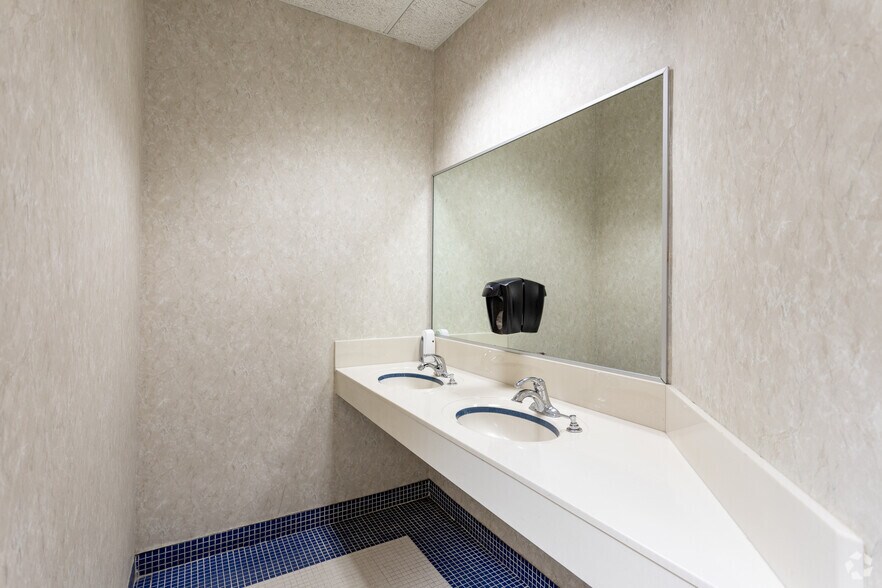 More Photos Of 7100 W College Blvd, Overland Park Storefront Retail Office For Lease