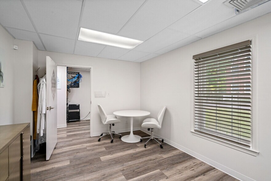 More Photos Of 9668-9683 Main St, Fairfax Medical For Lease