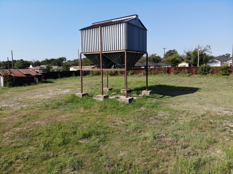 More Photos Of 207 Avenue A, Ferris Warehouse For Sale