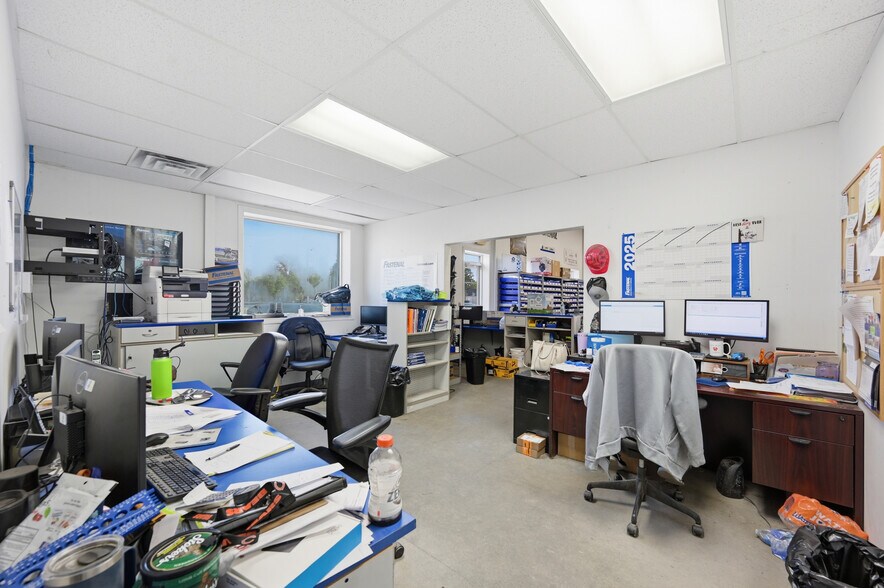 More Photos Of 1429 W Main St, Greenfield Showroom For Lease