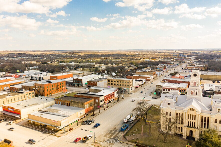 More Photos Of 75 N Waco St, Hillsboro General Retail For Lease