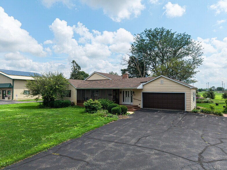 More Photos Of 1126 E State St, Sycamore Storefront Retail Residential For Sale