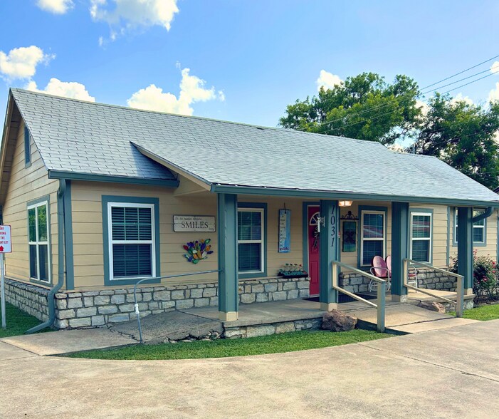 Primary Photo Of 1031 W Pearl St, Granbury Office Residential For Lease