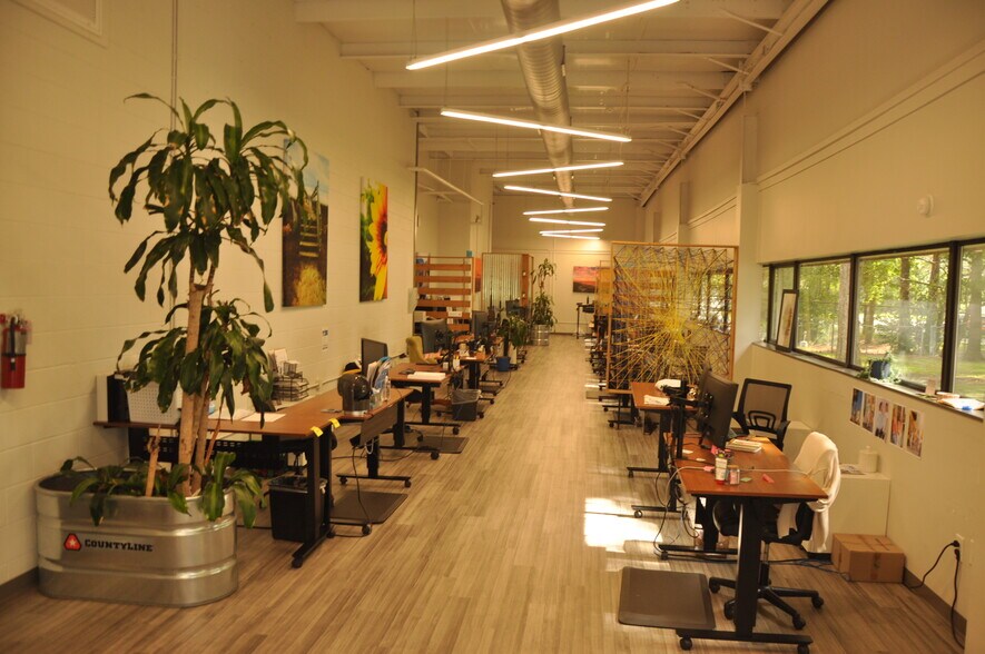 More Photos Of 917 Commerce Cir, Hanahan Warehouse For Lease