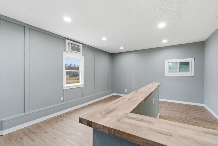 More Photos Of 1424 E Florida St, Springfield Light Manufacturing For Sale