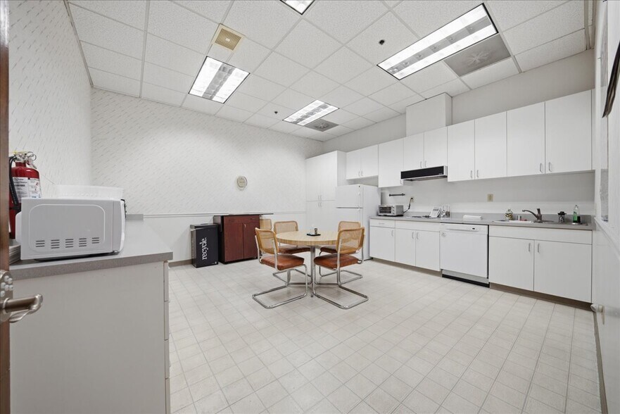 More Photos Of 700 University Ave, Sacramento Office For Lease