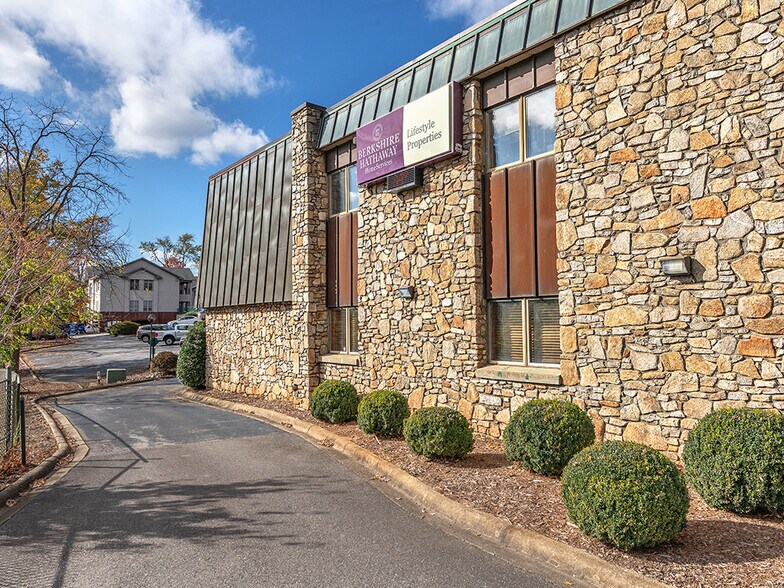 More Photos Of 7 Orchard St, Asheville Bank For Lease
