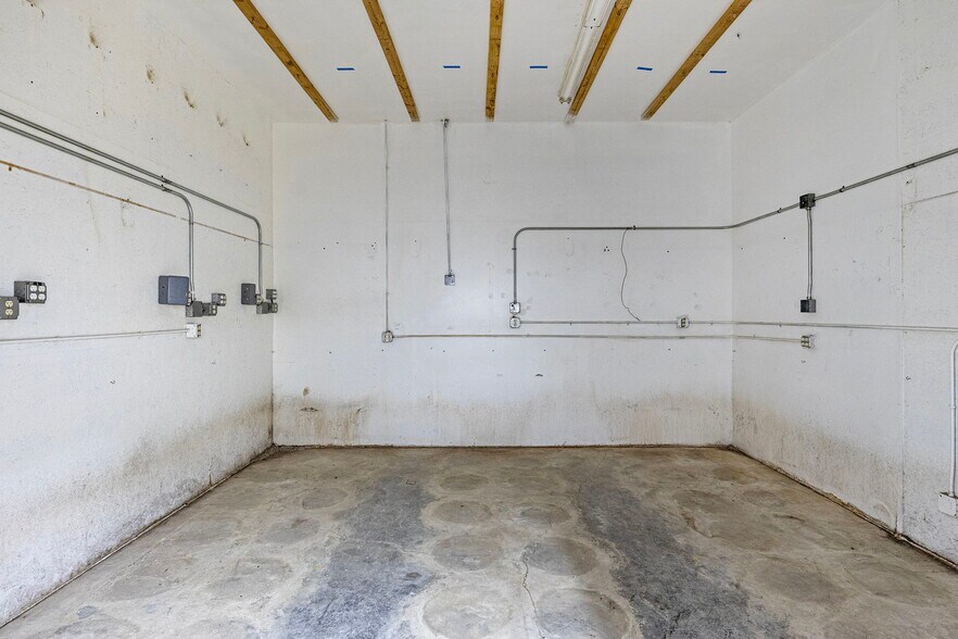 More Photos Of 940 Greenwood St, Junction City Warehouse For Sale