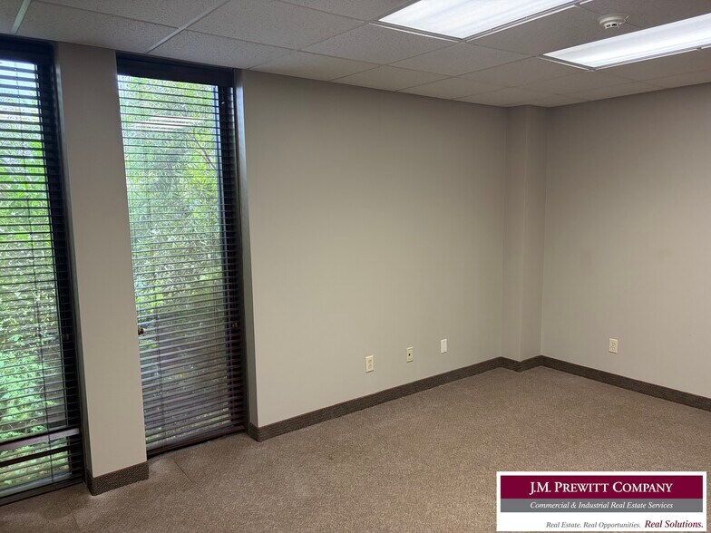 More Photos Of 399 Ml King Jr Pky, Beaumont Service For Lease