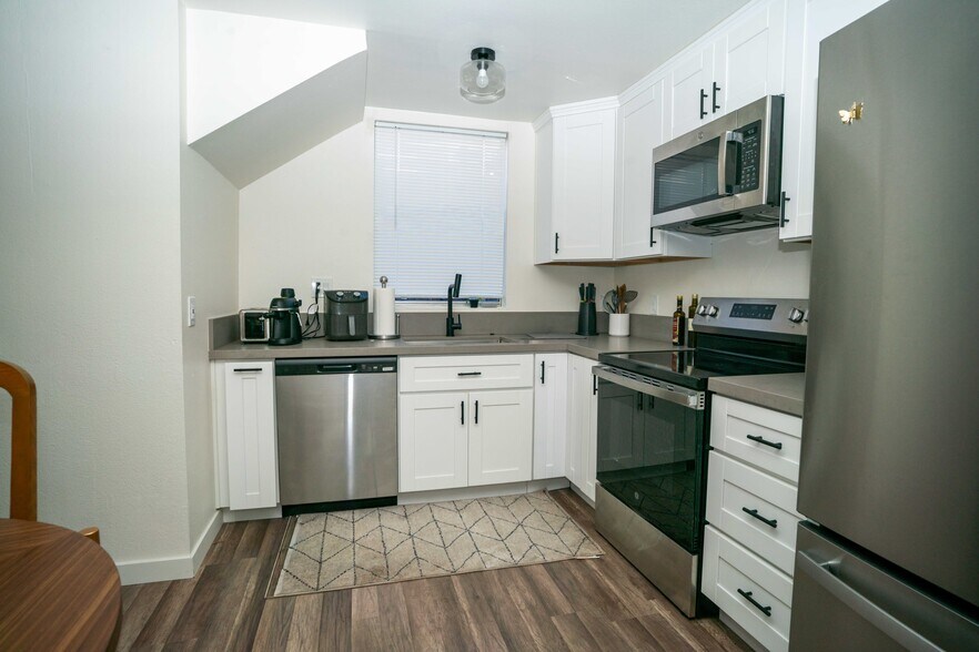 More Photos Of 1951 Hornblend St, San Diego Apartments For Sale