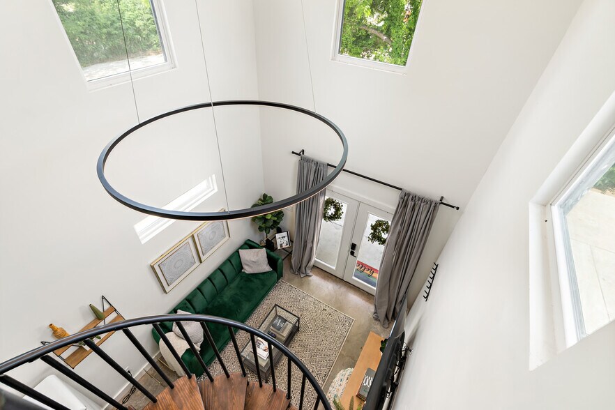 More Photos Of 511 S 10th St, Waco Specialty For Sale