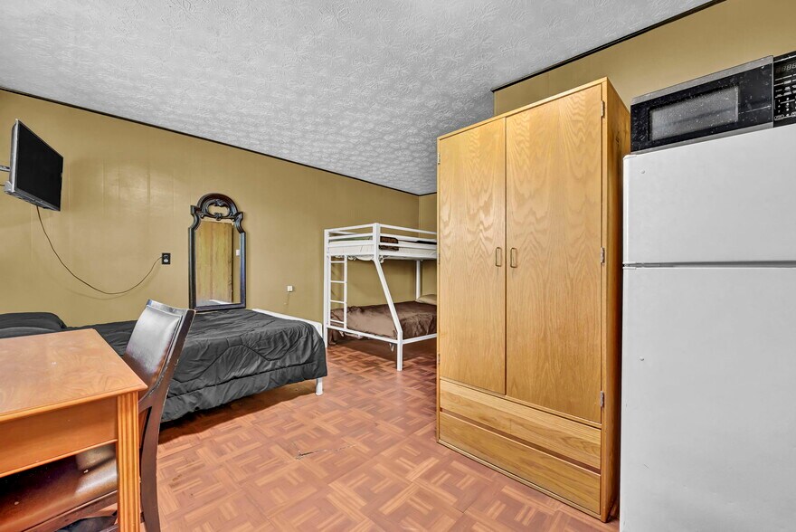 More Photos Of 44077 Oberlin Elyria Rd, Oberlin Hotel For Sale