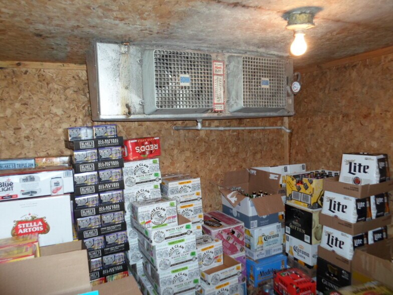 More Photos Of 41 N Conklin Rd, Lake Orion General Retail For Sale