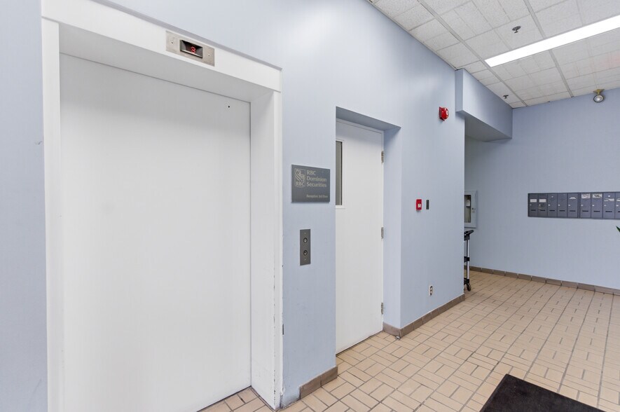 More Photos Of 17 King St E, Oshawa Storefront Retail Office For Lease