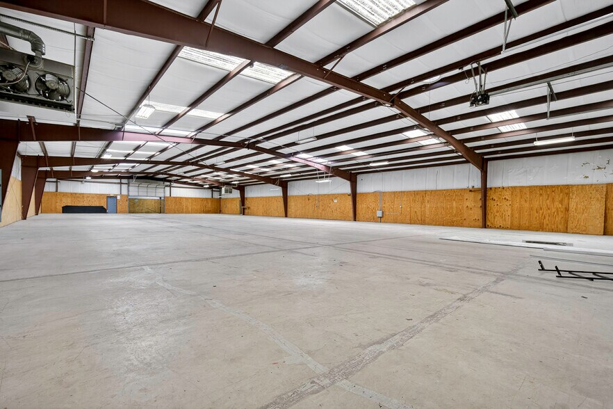More Photos Of 6121 Highway 177, Shawnee Warehouse For Lease