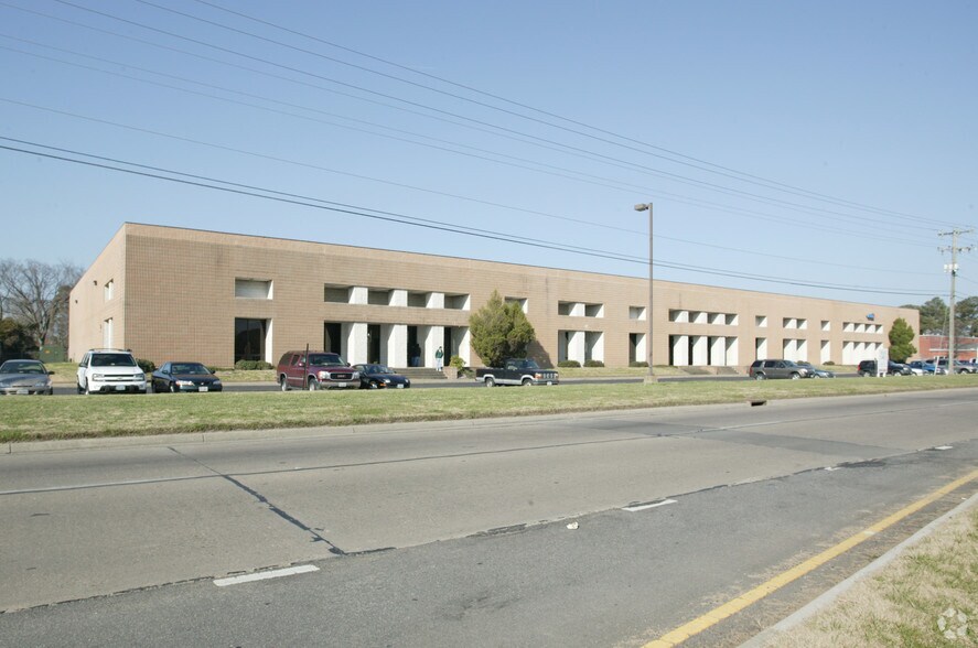 More Photos Of 1619 Diamond Springs Rd, Virginia Beach Light Distribution For Lease