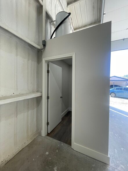 More Photos Of 615 FM 371, Gainesville Showroom For Lease