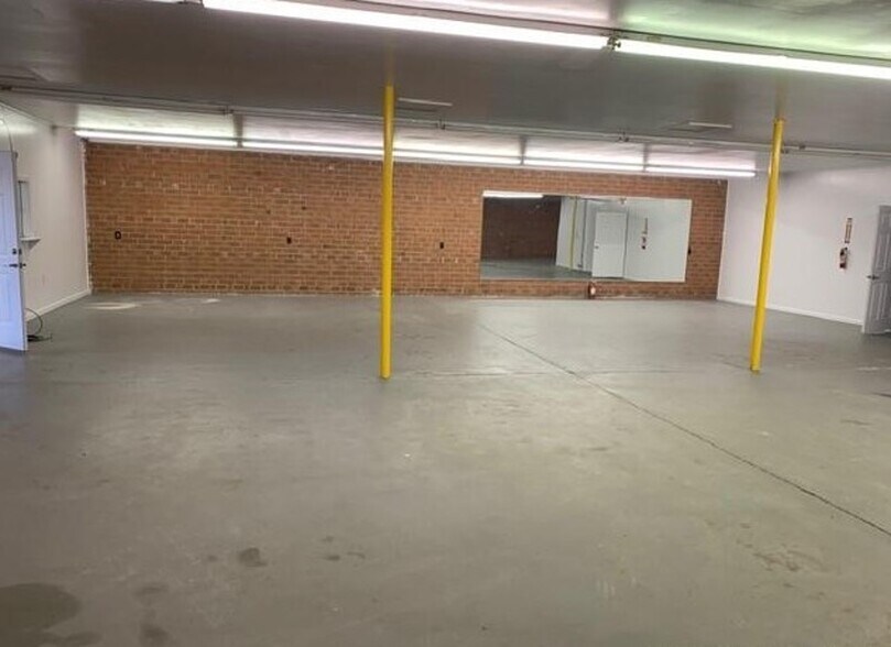 More Photos Of 2978 Gillespie St, Fayetteville Flex For Lease