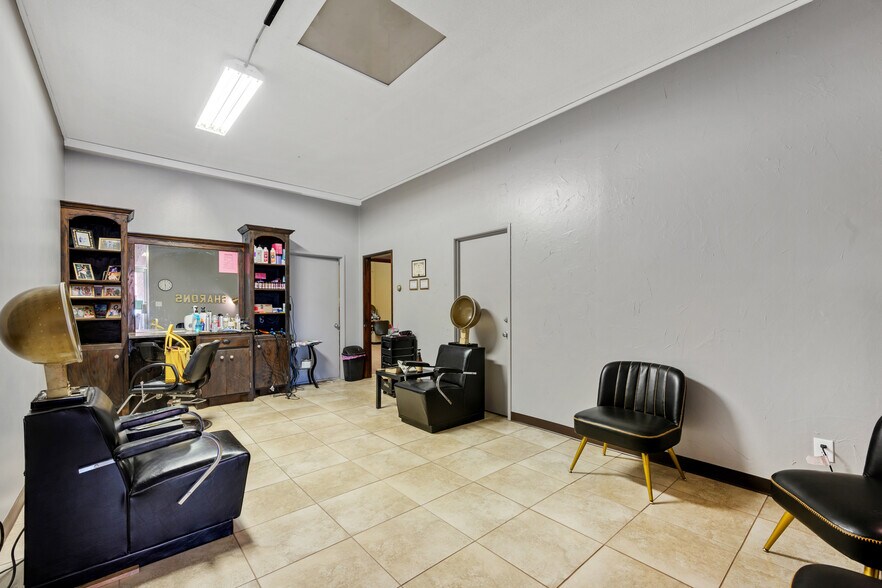 More Photos Of 308-310 S Main St, Lindsay Office For Sale