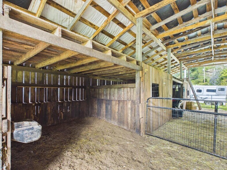 More Photos Of 8031 Ky Route 122, Minnie Warehouse For Sale
