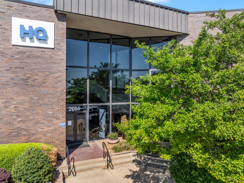 More Photos Of 2055 Craigshire Rd, Saint Louis Office For Lease