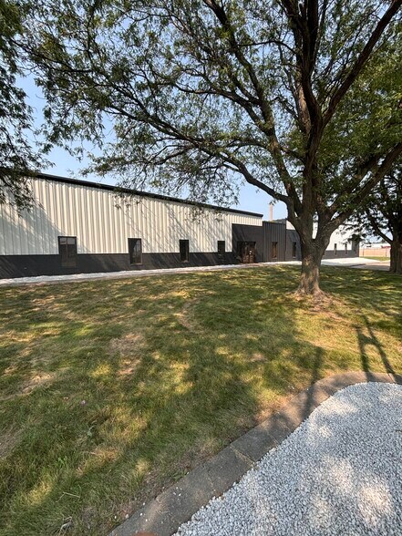More Photos Of 1800 Hull Ave, Des Moines Manufacturing For Lease