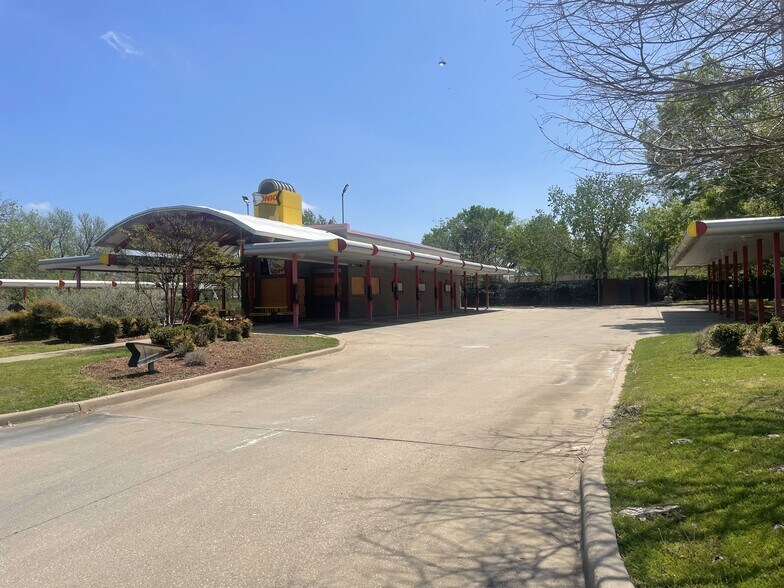 More Photos Of 1300 W Pioneer Dr, Irving Fast Food For Sale