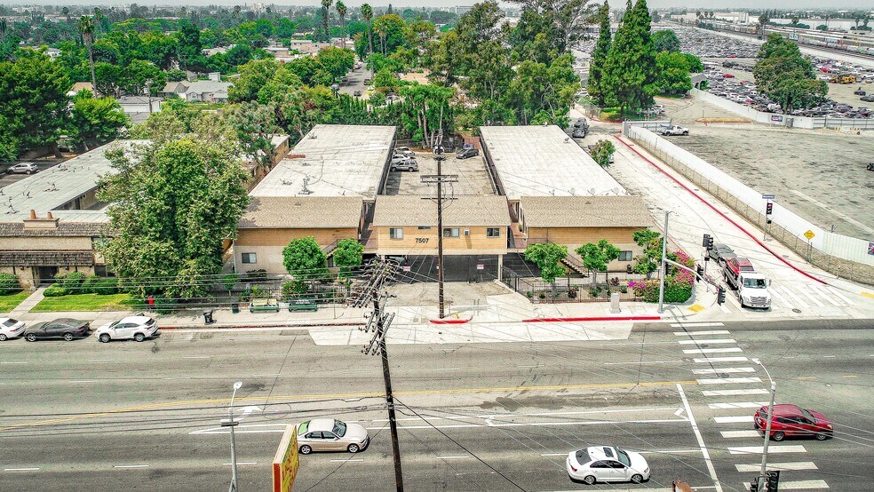 More Photos Of 7505-7507 Woodman Ave, Van Nuys Apartments For Sale