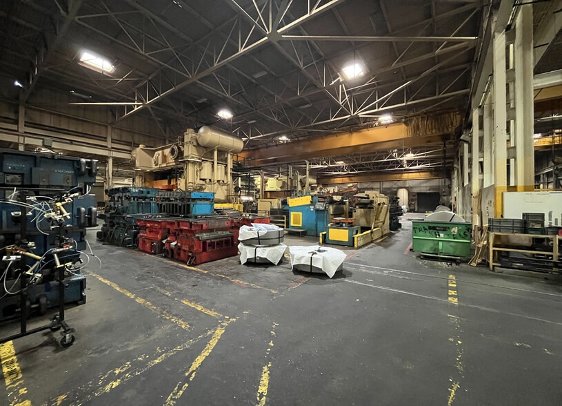 More Photos Of 15260 Common Rd, Roseville Manufacturing For Sale