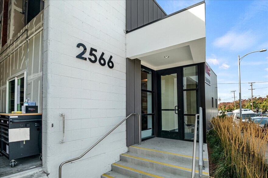 More Photos Of 2566 Bay Rd, Redwood City Service For Sale