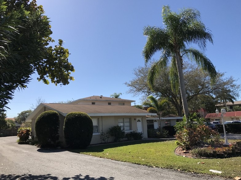 More Photos Of 1630 Redwood St, Sarasota Apartments For Sale
