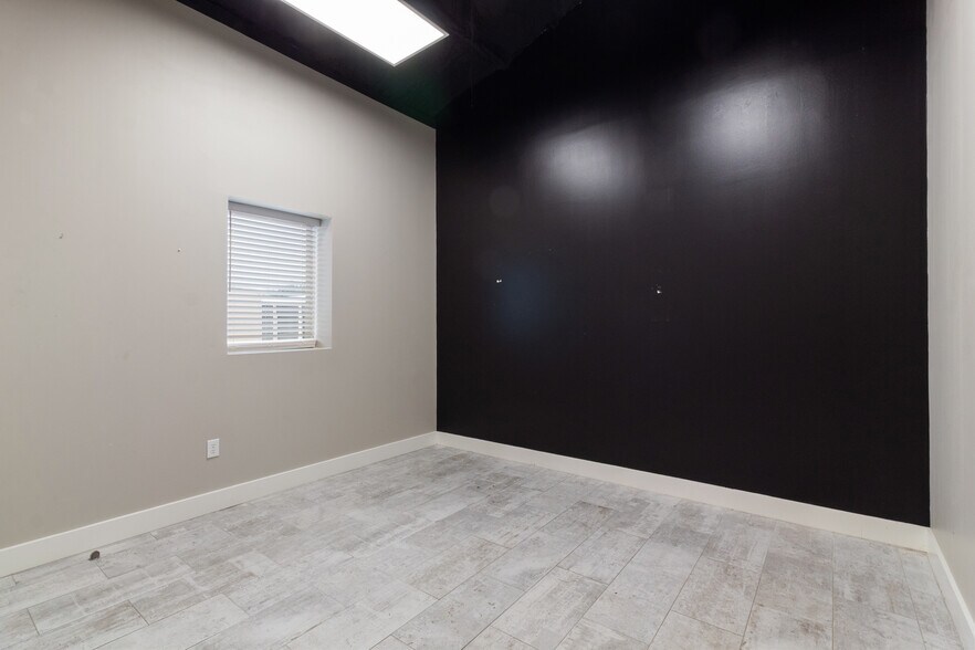More Photos Of 4320 Decatur Dr, College Station Self Storage For Lease