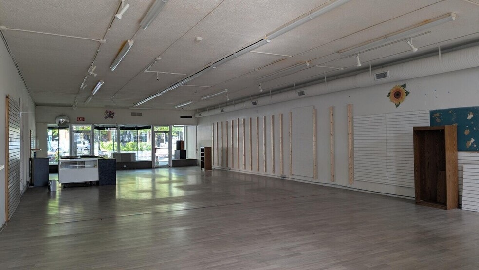 More Photos Of 418 N Main St, Hendersonville General Retail For Lease