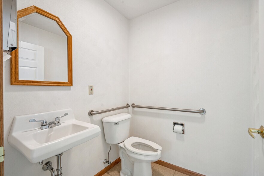 More Photos Of 219 N Canal St, Annawan Office For Sale