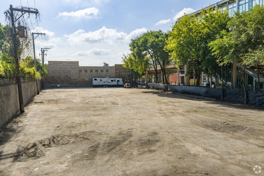 More Photos Of 5144 W Lake St, Chicago Land For Lease