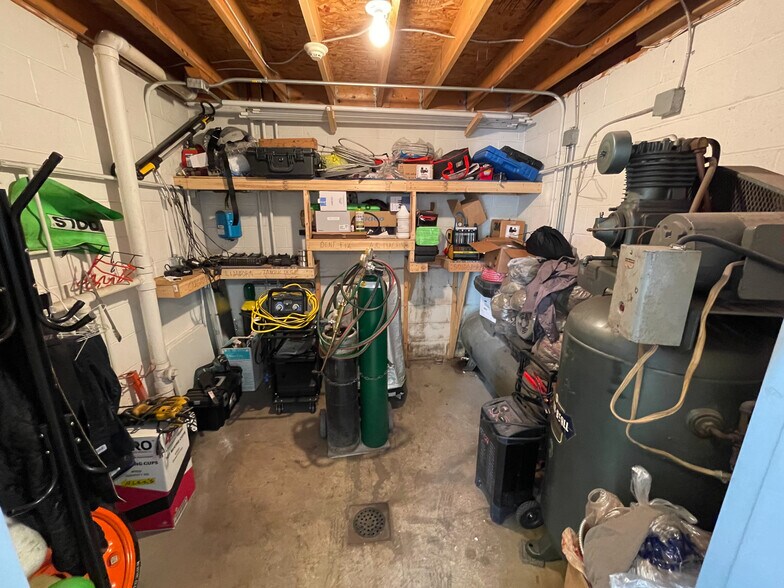 More Photos Of 630 Long Rd, Pittsburgh Showroom For Sale