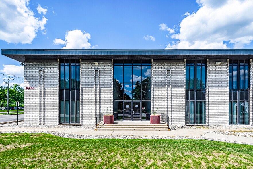 More Photos Of 16500 W 12 Mile Rd, Southfield Office For Lease