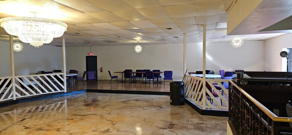 More Photos Of 302 W Colonial Trail Hwy, Blackstone Freestanding For Lease